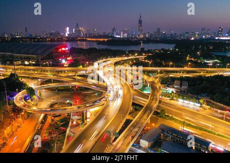 NANJING, CHINA - 5. MAI 2022 - ein Luftfoto vom 5. Mai 2022 zeigt die Xinzhuang-Überführung unter der Nacht in Nanjing, Provinz Jiangsu, China. Stockfoto