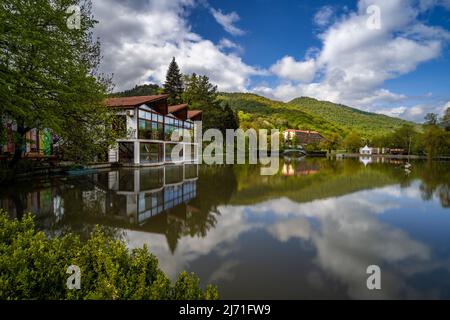 Dilijan, Armenien - 4. Mai 2022 - Wolkenbildung über dem künstlichen Stadtersee von Dilijan, Armenien Stockfoto