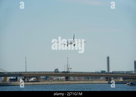 British Airways Embraer E190 Flugzeug G-LCAB Landung auf dem Flughafen London City LCY. Stockfoto