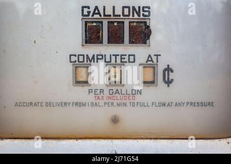 Gate, Oklahoma - eine alte Gaspumpe an einer verlassenen Tankstelle im Panhandle von Oklahoma bietet Benzin zu 35 Cent pro Gallone an. Stockfoto