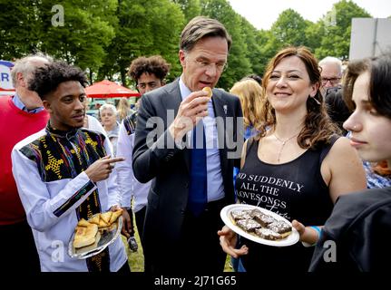 2022-05-05 13:59:42 DEN B.Sc. - Premierminister Mark Rutte besucht die Organisatoren und Macher eines Freedom Meal, nachdem das Befreiungsfeuer beim Liberation Festival Brabant entzündet wurde. Das Anzünden des Freiheitsfeuers ist der Startschuss für alle Aktivitäten am Befreiungstag. ANP ROBIN VAN LONKHUIJSEN niederlande Out - belgien Out Stockfoto