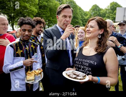 2022-05-05 13:59:46 DEN B.Sc. - Premierminister Mark Rutte besucht die Organisatoren und Macher eines Freedom Meal, nachdem das Befreiungsfeuer beim Liberation Festival Brabant entzündet wurde. Das Anzünden des Freiheitsfeuers ist der Startschuss für alle Aktivitäten am Befreiungstag. ANP ROBIN VAN LONKHUIJSEN niederlande Out - belgien Out Stockfoto