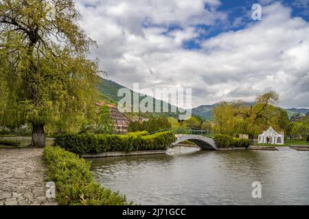 Dilijan, Armenien - 4. Mai 2022 - Wolkenbildung über dem künstlichen Stadtersee von Dilijan, Armenien Stockfoto