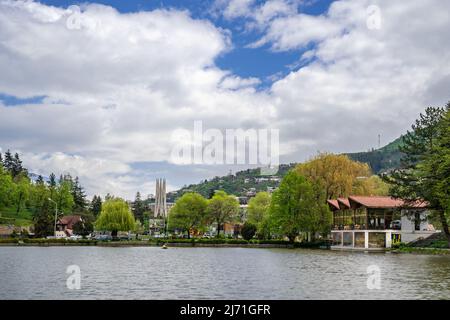 Dilijan, Armenien - 4. Mai 2022 - Wolkenbildung über dem künstlichen Stadtersee von Dilijan, Armenien Stockfoto