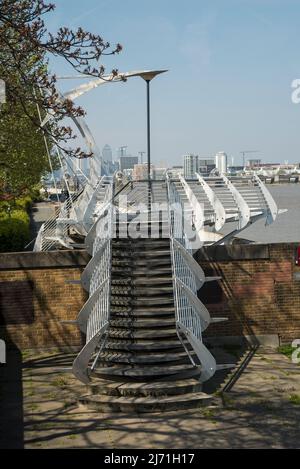 Die Aussichtsplattform über der Themse, direkt hinter der Thames Flood Barrier, ermöglicht den Fußgängerverkehr entlang des Thames Path über eine Flutschutzmauer. Stockfoto