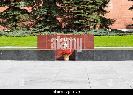 Moskau, Russland - 4. Mai 2022: Roter Platz, Denkmal für die Heldenstadt Minsk die Hauptstadt von Belarus, Dekoration in der Feier am 9. Mai des Siegers Stockfoto