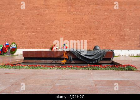 Moskau, Russland - 4. Mai 2022: Der Rote Platz, ein Denkmal der ewigen Flamme, das der Erinnerung an die Helden gewidmet ist, die im Zweiten Weltkrieg gefallen sind Stockfoto