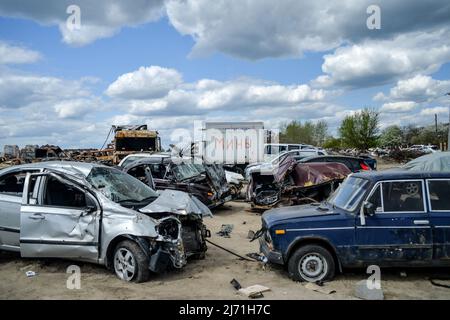 BUCHA, UKRAINE - 4. MAI 2022 - Autos, die bei russischen Beschuss zerstört wurden, sind auf einem Autofriedhof in Bucha, Region Kiew, im Norden der Ukraine abgebildet. Dies Stockfoto