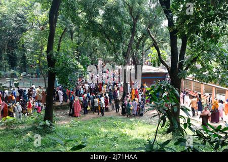 Dhaka, Bangladesch - 05. Mai 2022: Nach zwei Jahren pandemischer Schließung wurde die Wiedereröffnung des Dhaka National Zoo von Tausenden von Besuchern begrüßt Stockfoto
