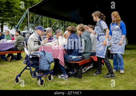 2022-05-05 12:34:16 DEN B.Sc. - Besucher genießen das Freedom Meal, bevor das Befreiungsfeuer beim Liberation Festival Brabant entzündet wird. Das Anzünden des Freiheitsfeuers ist der Startschuss für alle Aktivitäten am Befreiungstag. ANP ROBIN VAN LONKHUIJSEN niederlande Out - belgien Out Stockfoto