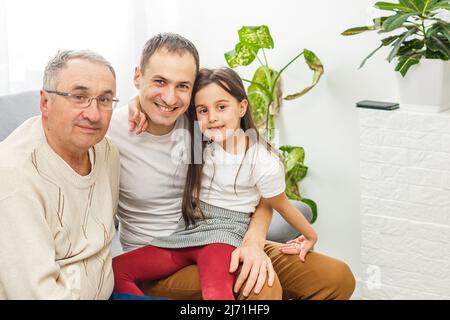 Großer glücklicher Familienvater mit mehreren Generationen, ältere Großeltern mit niedlichen kleinen Mädchen Enkelin zu Hause. Familie und Liebe Konzept Stockfoto
