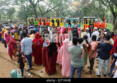 Dhaka, Bangladesch - 05. Mai 2022: Nach zwei Jahren pandemischer Schließung wurde die Wiedereröffnung des Dhaka National Zoo von Tausenden von Besuchern begrüßt Stockfoto