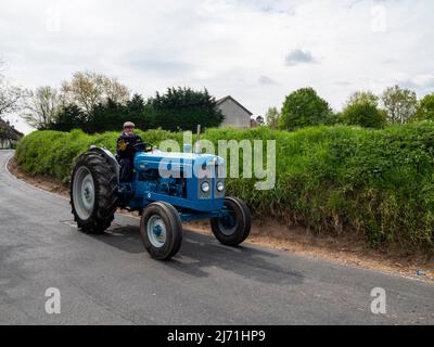 Gt. Bardfield Braintee Essex Großbritannien, 2.. Mai 2022. Stebbing Tractor führt jedes Jahr eine Veranstaltung durch, bei der alte Traktoren durch die Landschaft von Essex gefahren werden. Traktoren werden verwendet, um landwirtschaftliche Anbaugeräte zu ziehen. Copyright Willliam Edwards/Alamy Stockfoto