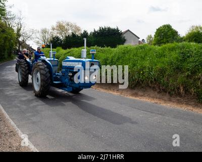 Gt. Bardfield Braintee Essex Großbritannien, 2.. Mai 2022. Stebbing Tractor führt jedes Jahr eine Veranstaltung durch, bei der alte Traktoren durch die Landschaft von Essex gefahren werden. Traktoren werden verwendet, um landwirtschaftliche Anbaugeräte zu ziehen. Copyright Willliam Edwards/Alamy Stockfoto