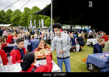 2022-05-05 12:57:11 DEN B.Sc. - Besucher genießen das Freedom Meal, bevor das Befreiungsfeuer beim Liberation Festival Brabant entzündet wird. Das Anzünden des Freiheitsfeuers ist der Startschuss für alle Aktivitäten am Befreiungstag. ANP ROBIN VAN LONKHUIJSEN niederlande Out - belgien Out Stockfoto