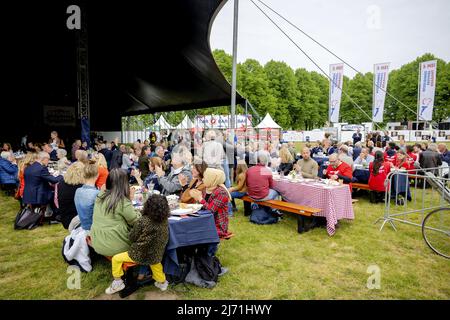 2022-05-05 12:37:32 DEN B.Sc. - Besucher genießen das Freedom Meal, bevor das Befreiungsfeuer beim Liberation Festival Brabant entzündet wird. Das Anzünden des Freiheitsfeuers ist der Startschuss für alle Aktivitäten am Befreiungstag. ANP ROBIN VAN LONKHUIJSEN niederlande Out - belgien Out Stockfoto