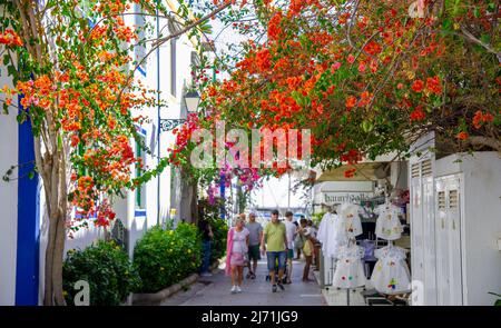 2022. Februar 15-Straße mit weißen Häusern in Puerto de Mogan, Spanien. Lieblingsurlaubsort für Touristen und Einheimische auf der Insel. Ein wenig vorstädtisch Stockfoto