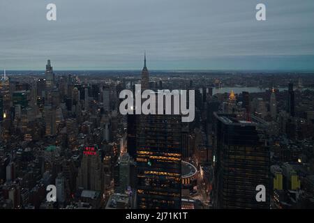 Atemberaubende Aussicht am frühen Abend von der Spitze des Edge-Gebäudes in Manhattan, New York Stockfoto