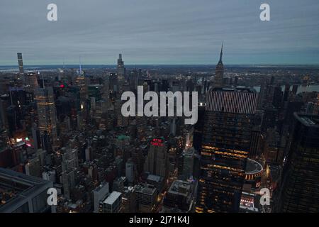 Atemberaubende Aussicht am frühen Abend von der Spitze des Edge-Gebäudes in Manhattan, New York Stockfoto