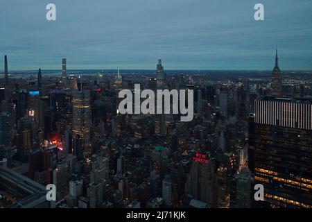 Atemberaubende Aussicht am frühen Abend von der Spitze des Edge-Gebäudes in Manhattan, New York Stockfoto