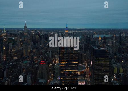 Atemberaubende Aussicht am frühen Abend von der Spitze des Edge-Gebäudes in Manhattan, New York Stockfoto