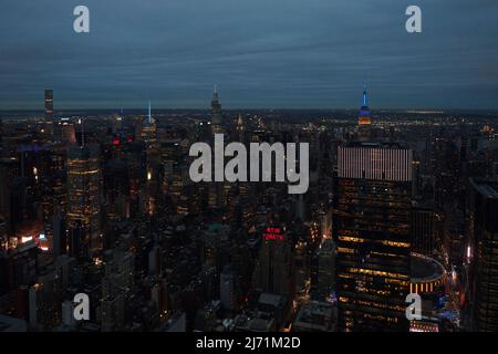 Atemberaubende Aussicht am frühen Abend von der Spitze des Edge-Gebäudes in Manhattan, New York Stockfoto