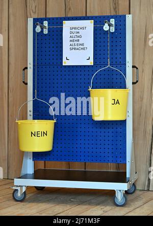 05. Mai 2022, Thüringen, Weimar: Zur Eröffnung des Themenjahres "Sprache" der Klassik Stiftung Weimar befindet sich im sogenannten Sprachlabor eine interaktive Station. Das Sprachlabor ist vor dem Stadtpalast eingerichtet und bietet Platz für Workshops und Poetry Slams. 2022 will die Klassik Stiftung Weimar die Wirkung von Sprache, die Möglichkeiten und Grenzen des Verstehens in den Fokus von Ausstellungen und Veranstaltungen rücken. Foto: Martin Schutt/dpa Stockfoto
