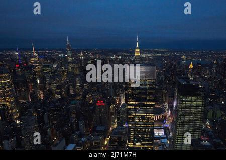 Atemberaubende Aussicht am frühen Abend von der Spitze des Edge-Gebäudes in Manhattan, New York Stockfoto