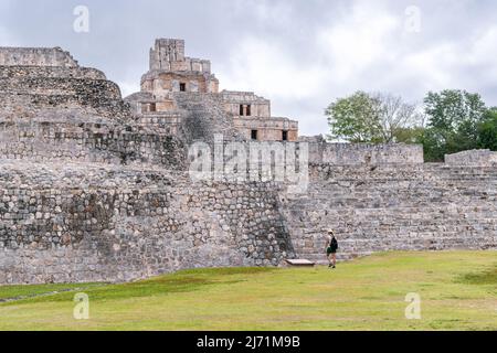 Frau bei der Erkundung der maya-Pyramide von Edzna (Tempel der fünf Stockwerke) - berühmte archäologische Stätte in der Nähe von Campeche (Halbinsel Yucatan, Mexiko) Stockfoto