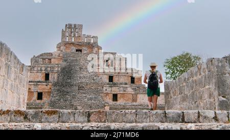 Frau bei der Erkundung der maya-Pyramide von Edzna (Tempel der fünf Stockwerke) - berühmte archäologische Stätte in der Nähe von Campeche (Halbinsel Yucatan, Mexiko) Stockfoto