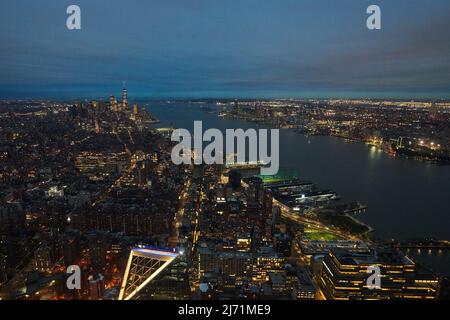 Atemberaubende Aussicht am frühen Abend von der Spitze des Edge-Gebäudes in Manhattan, New York Stockfoto