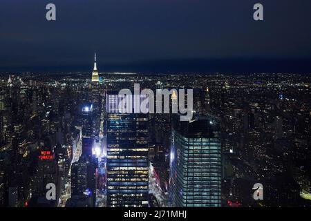 Atemberaubende Aussicht am frühen Abend von der Spitze des Edge-Gebäudes in Manhattan, New York Stockfoto