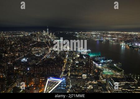 Atemberaubende Aussicht am frühen Abend von der Spitze des Edge-Gebäudes in Manhattan, New York Stockfoto