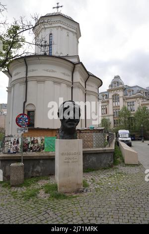 Bronzeskulptur des Brustdarstellers der Gheorghe Dinica vor der Kirche „Saint Demetrius“ in der Altstadt von Bukarest, Rmanien Stockfoto