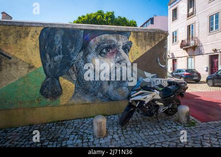 Cascais, Portugal, buntes Wandbild eines Mannes mit Koteletten, Motorrad auf der Straße geparkt Stockfoto