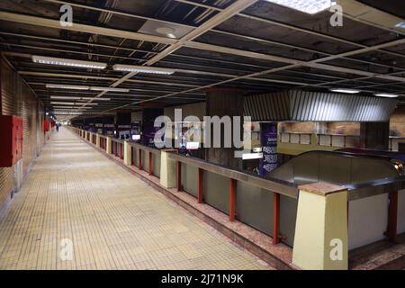 Langer Weg zum Transfer zwischen den U-Bahnlinien in der U-Bahnstation Piata Unirii in Bukarest, Rumänien, die eine brutalistische Architektur hat Stockfoto