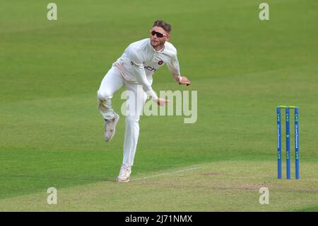 London, Großbritannien. 5. Mai 2022, Northamptonshire Rob Keogh Bowling als Surrey gegen Northamptonshire in der Grafschaft-Meisterschaft im Kia Oval, Tag eins. David Rowe/Alamy Live News. Stockfoto