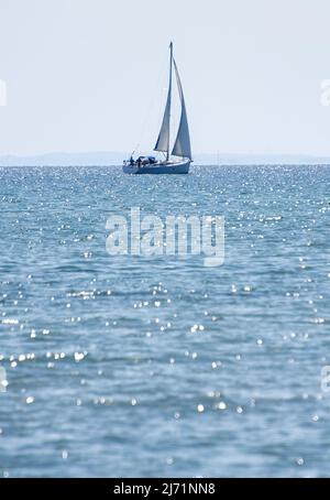 05. Mai 2022, Schleswig-Holstein, Lensterstrand: Ein Segelschiff ist auf der Ostsee unterwegs. Foto: Daniel Bockwoldt/dpa Stockfoto