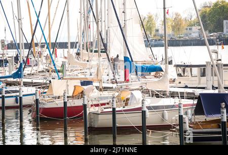 05. Mai 2022, Schleswig-Holstein, Neustadt in Holstein: Ein Mann kontrolliert das Segel auf einem Segelschiff im Hafen. Foto: Daniel Bockwoldt/dpa Stockfoto