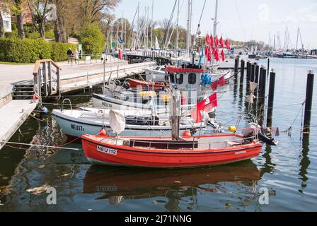 05. Mai 2022, Schleswig-Holstein, Neustadt in Holstein: Kleine Fischerboote liegen im Hafen vor Anker. Foto: Daniel Bockwoldt/dpa Stockfoto