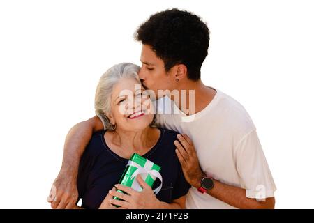 Muttertag. Kaukasische Mutter und ihr schwarzer Sohn isoliert auf weißem Hintergrund. Stockfoto