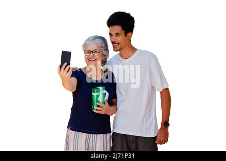 Muttertag. Kaukasische Mutter und ihr schwarzer Sohn isoliert auf weißem Hintergrund. Stockfoto