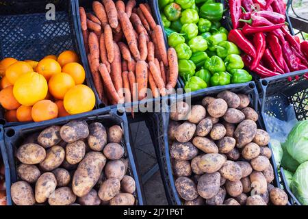 Frisches Obst und Gemüse Karotten Paprika Potatos in Schachteln auf dem Markt Stockfoto