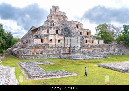 Touristen besuchen maya-Ruinen des Tempels der fünf Stockwerke, Edzna, archäologische Stätte auf der Halbinsel Yucatan, Mexiko. Stockfoto