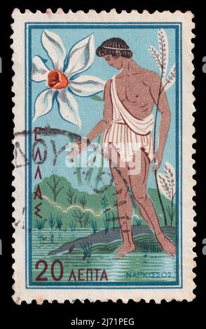 Narcissus betrachtet seine Spiegelung im Seewasser und die Vintage-Illustration der Narzissen-Blume auf einer Poststempel-Briefmarke, die um 1958 in Griechenland gedruckt wurde. Stockfoto