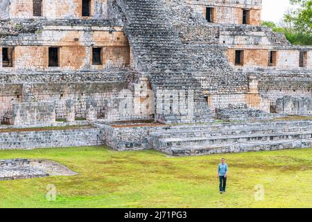 Touristen besuchen maya-Ruinen des Tempels der fünf Stockwerke, Edzna, archäologische Stätte auf der Halbinsel Yucatan, Mexiko. Stockfoto