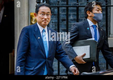 Downing Street, London, Großbritannien. Am 5.. Mai 2022 verließ der japanische Premierminister Fumio Kishida nach seinem Treffen mit dem britischen Premierminister Boris Johnson die Downing Street 10. Amanda Rose/Alamy Live News Stockfoto