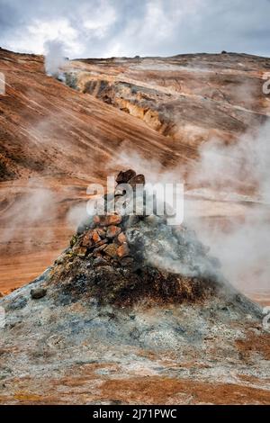 Dampfende Fumarole, Solfatar vor dem Kamm Namafjall, Geothermiegebiet Hveraroend, auch Hverir oder Namaskard, Myvatn, Krafla Vulkankegel Stockfoto