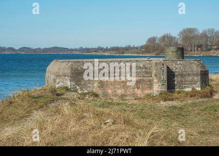 Betonbunker in einer mehr als 500 km langen Verteidigungslinie mit 1063 Betonbunkern entlang der Küste von Scania, die WW2 zwischen 1939 und 1940 erbaut wurde. Jetzt Stockfoto