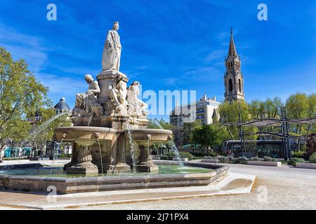 Fontaine Pradier, großer Brunnen auf dem Platz Esplanade Charles-de-Gaulle, Glockenturm der Kirche Sainte-Perpetue und Sainte-Felicite, Nimes Stockfoto